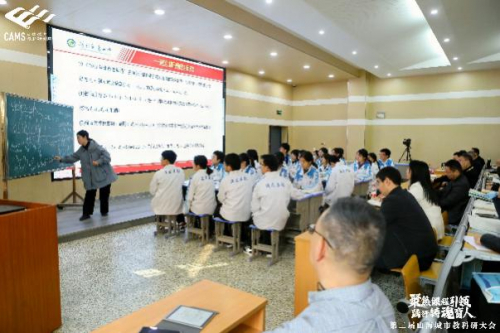 参会嘉宾观摩襄阳四中品质好课堂