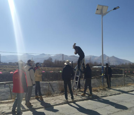 西藏江孜:驻村工作为村民修建幸福水渠防护栏|江孜|水渠|防护栏_新浪