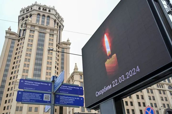 3月23日，俄罗斯首都莫斯科街头的广告牌播出蜡烛图案，悼念莫斯科近郊恐袭事件遇难者。图源：新华社