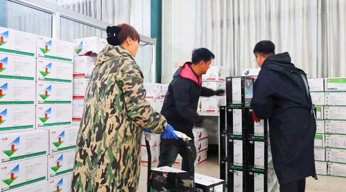   山东供销农业服务集团鲁南有限公司工作人员正在配送农资。（视频截图）