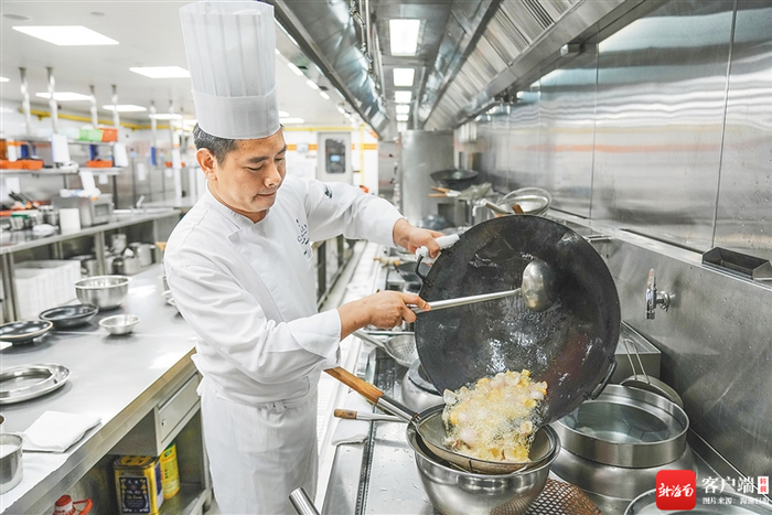 　　何励华烹制黄辣椒焗鳕鱼煲。海南日报记者 王程龙 摄