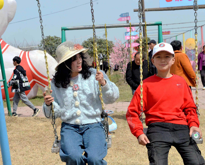 游客在班桃源“桃花节”上游玩。杨琳琳摄
