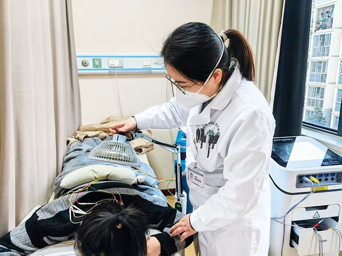 成都市双流区黄甲社区卫生服务中心中医科医生田柳先在给病人进行中医治疗（2024 年 2 月 20 日摄） 董小红摄 / 本刊