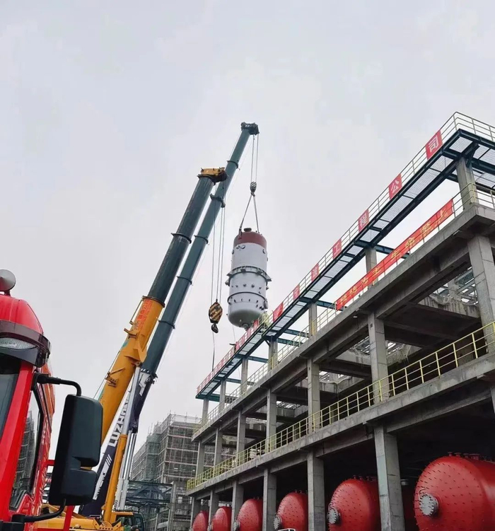国内首台100立方米SBS聚合釜吊装就位