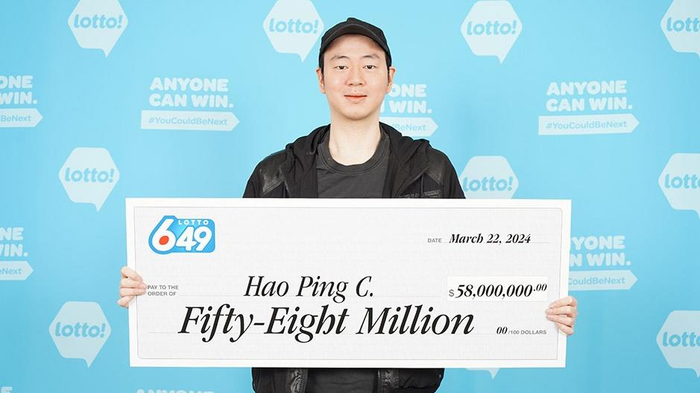 ▲手拿中奖支票的钟郝平