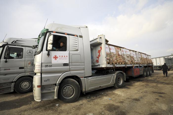   2023年12月17日，载有中国援助的人道主义物资的货车抵达凯雷姆沙洛姆口岸加沙地带一侧。新华社发（亚西尔·库迪 摄）