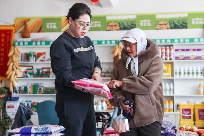   3月21日，在阜新蒙古族自治县王府镇，农户在一家农资商店选购种子。新华社记者 龙雷 摄