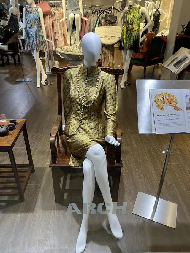 胶州路上这家店铺展出的1997年约翰·加利亚诺为奢侈品牌迪奥设计的中国风套装是不少年轻人的“时尚启蒙”。（简工博 摄）