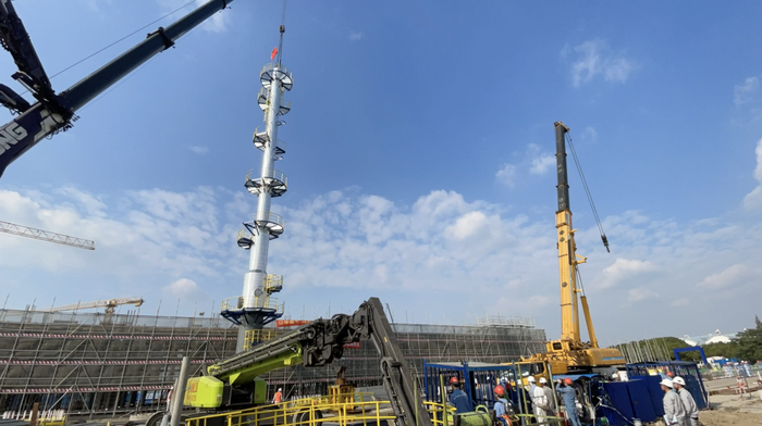 第一台精馏塔吊装就位