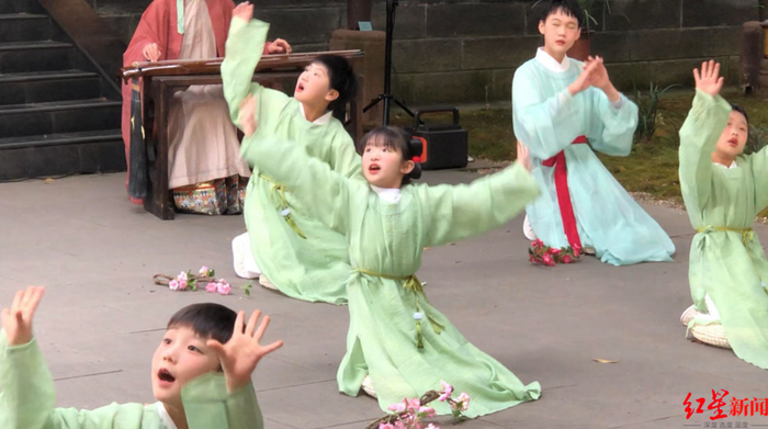 ▲萌娃在杜甫草堂咏唱国风版《春夜喜雨》