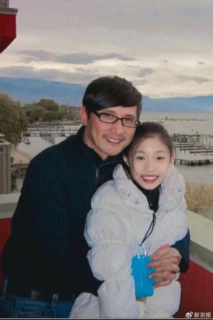 包小柏与女儿小时候的合影。受访者供图