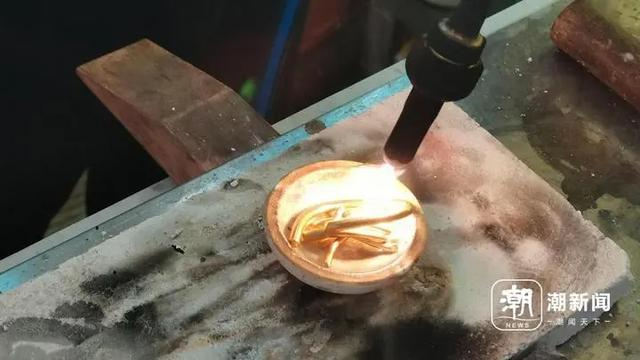 黄金收回商正在验金。潮新闻实习生 蓝昕宇 摄