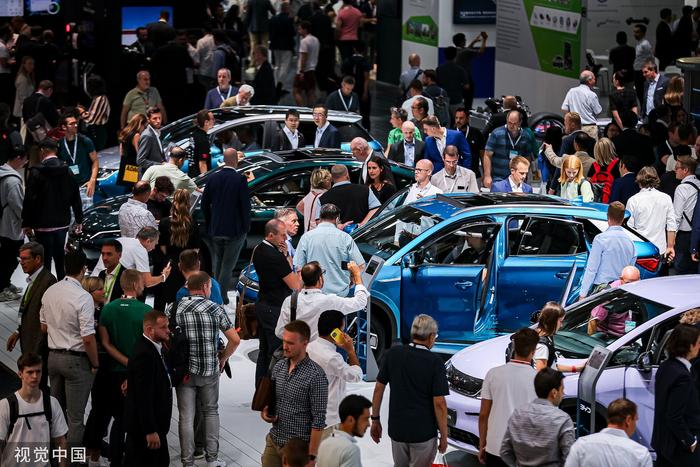 2023年9月6日，德国慕尼黑举行的2023国际车展上，参观者在观看中国汽车品牌的新能源汽车。 图自视觉中国