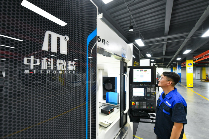 中科微精专注于设备操作的现场工作人员。受访者供图