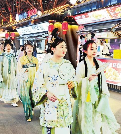     3月23日，2024古栾水镇首届春日花朝节启幕，部分游客参与汉服巡游活动。  河北日报通讯员 孙硕鹏摄