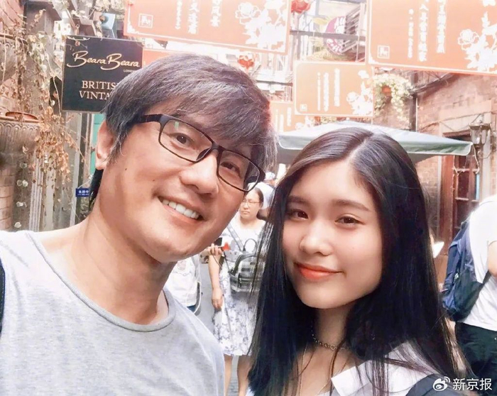 包小柏与女儿的合影。受访者供图