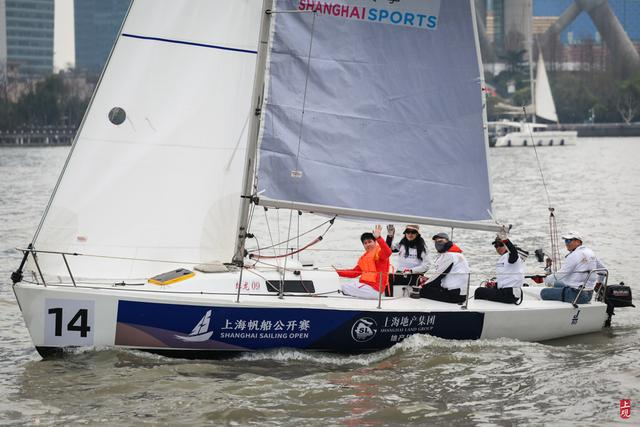 3月26日,15条j80帆船,8条ilca6帆船和3条双体帆船在黄浦江面巡游,扬帆