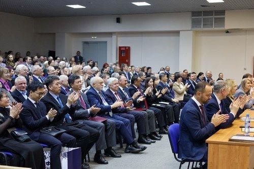 驻伊尔库茨克总领事李海出席地壳研究所成立75周年庆祝活动