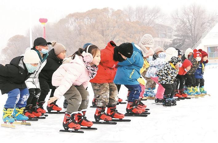     八师石河子第十六中学校园内，喜欢冰雪运动的学生在冰场上练习滑冰基本动作。王艳  摄