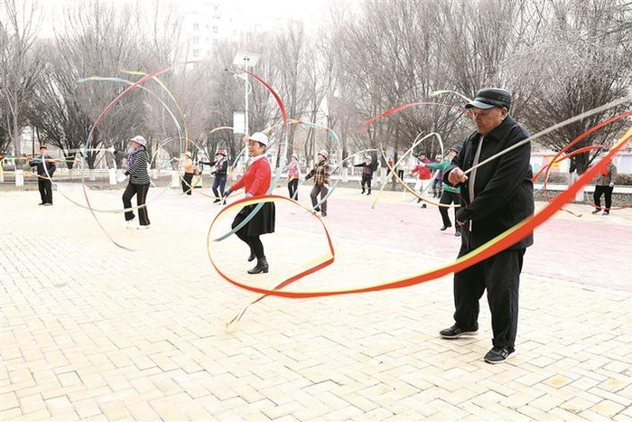     3月20日，五师八十九团的退休职工在广场上跳彩带舞。冉双国  摄