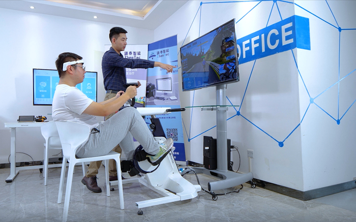 西安臻泰智能科技有限公司创始人兼CEO王浩冲（右一）进行产品演示。受访者供图