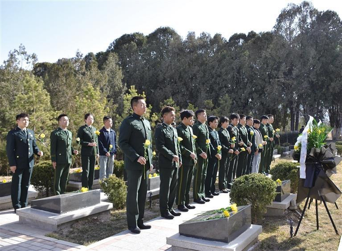 　　西北师范大学学生祭扫陈红军烈士墓。