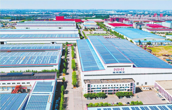     北方重工厂房屋顶的太阳能发电设备年均发电量超过2500万千瓦时。王宏涛摄