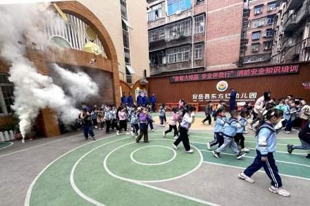 资阳消防组织师生进行逃生演练。受访者供图