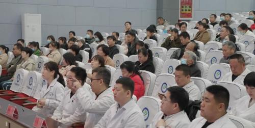 学员们在“健康中国·国医讲堂”上认真聆听名家授课场景三