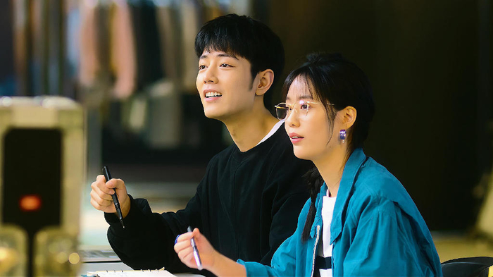 徐艺真在《骄阳伴我》中和肖战合作