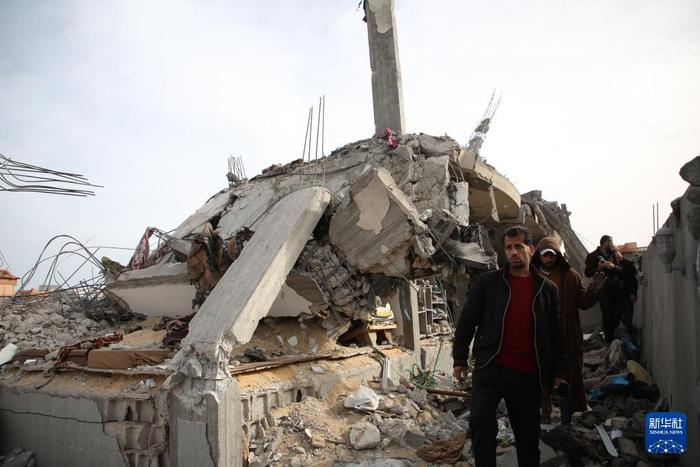 3月26日，在加沙地带南部城市拉法，人们查看以军空袭后的废墟。新华社发（哈立德·奥马尔摄）
