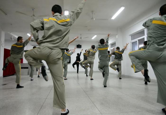 福建省一所未成年犯管教所内，服刑的孩子们在进行跳舞历练。图/中新