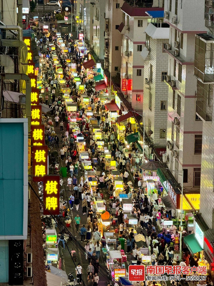 3月26日晚7时许，埌西夜市营业中，道路两侧行人增多。记者 邹财麟 摄