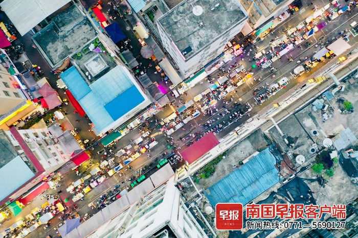 夜市摊点布置在金洲路东一巷中央，两侧供行人通过。记者 邹财麟 摄