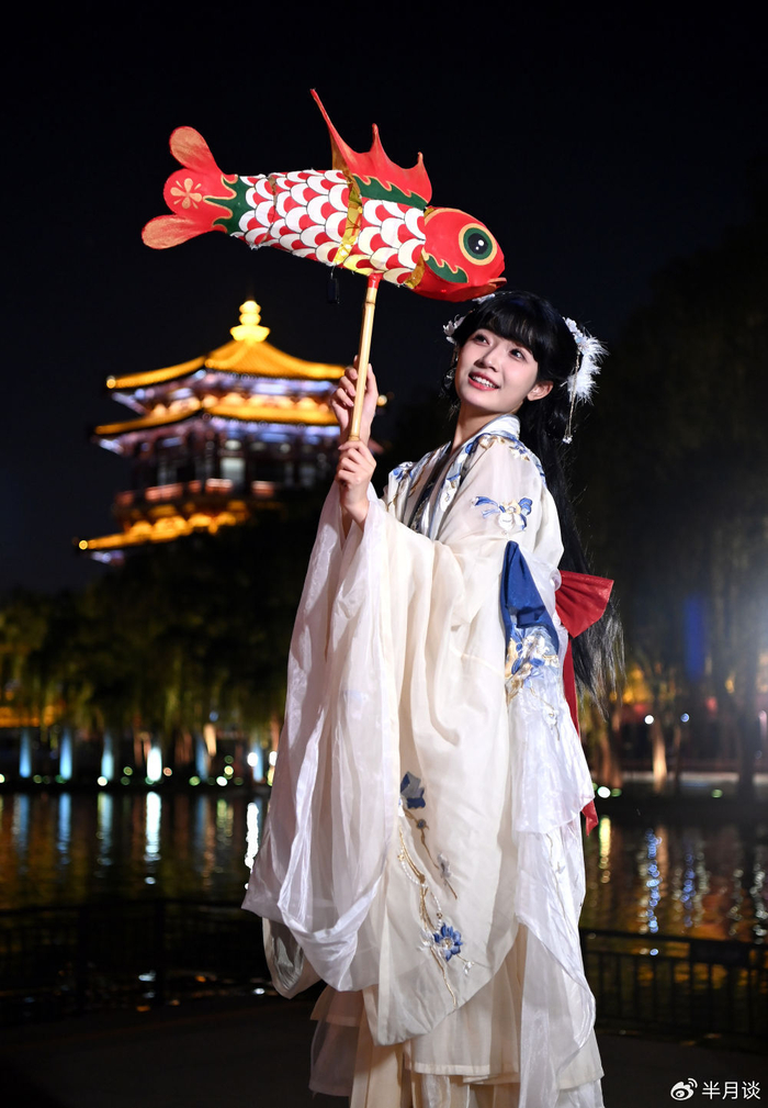 游客在西安大唐芙蓉园内游览留影 邹竞一摄