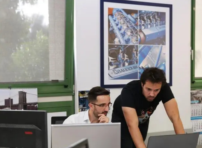 法国南部卡西斯市的法国博杜安国际发动机有限公司，潍柴集团欧洲研发中心员工在工作。图片来源：新华社  