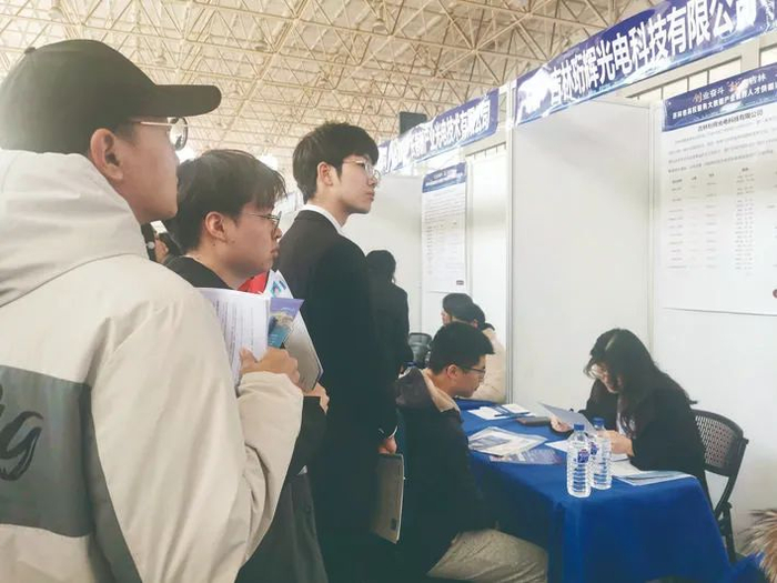 在长春市留吉创业就业政策宣讲活动现场，许多大学生与企业积极对接。