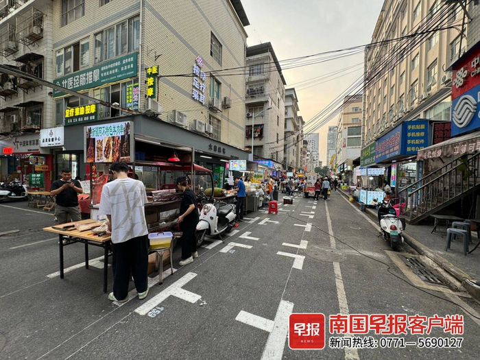 下午5时许，埌西夜市内开始有摊点入驻。记者 邹财麟 摄