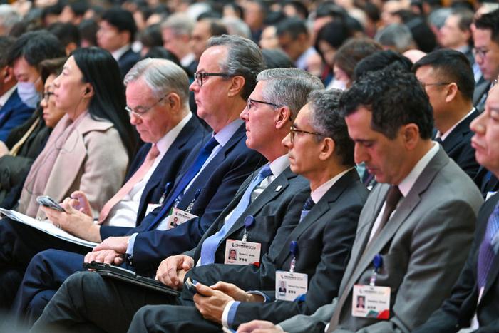   3月24日，中国发展高层论坛2024年年会在北京开幕，与会者在会场聆听嘉宾发言。新华社记者 李鑫 摄