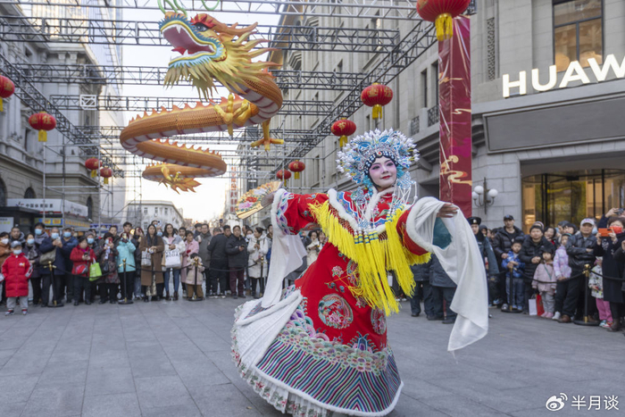 2 月 15 日，由天津市和平区首创的“津韵不倒翁”天津定制版“不倒翁小姐姐”在金街精彩亮相（图片来源 ：视觉中国）