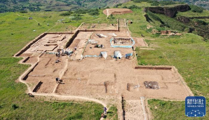 这是2022年6月10日拍摄的甘肃省陇南市礼县四角坪遗址考古发掘现场（无人机照片）。新华社记者 郎兵兵 摄