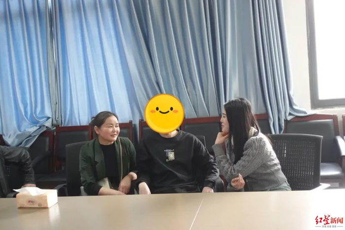 ▲陈某（中）与母亲（左）团聚