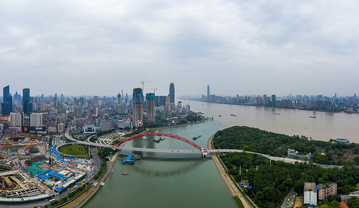 △2021年5月25日，航拍下的武汉南岸嘴，汉水、长江两江交汇处。