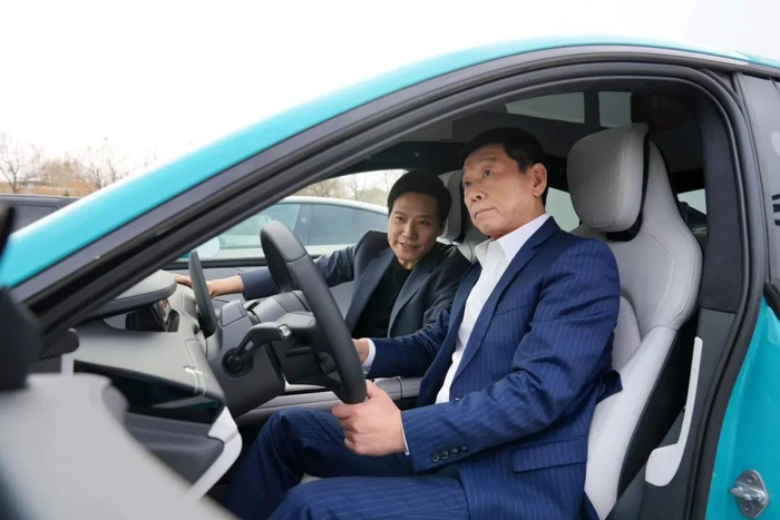 ▲雷军赠送长城汽车董事长魏建军（右）一辆小米su7 企业供图