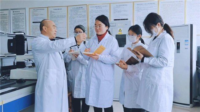 (图:中南林业科技大学食品科学与工程学院博士生导师周文化教授、张琳博士为主的科学家团队)