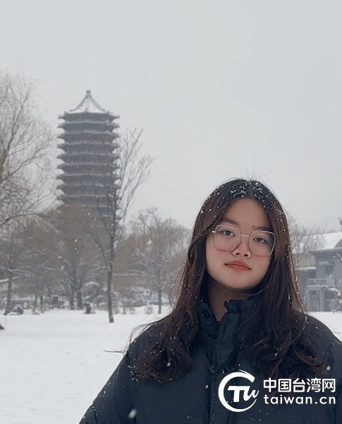 　北京大学政府管理学院台生曾靖雯于北京大学博雅塔前留念。（中国台湾网 发）