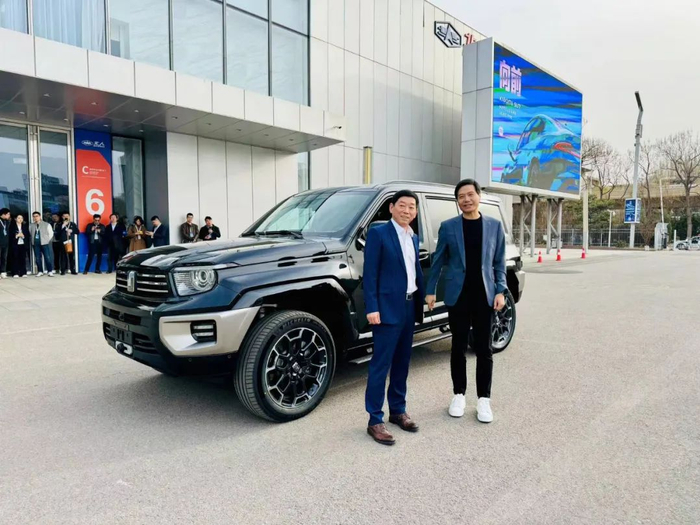 ▲长城汽车董事长魏建军赠送雷军一辆坦克700Hi4-T 企业供图
