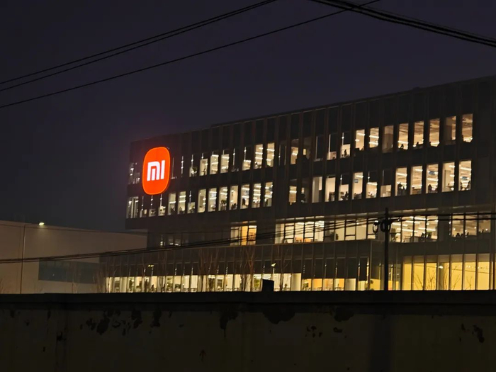 ▲发布会前夜，小米汽车生产基地办公区灯火通明 图片来源：董天意 摄