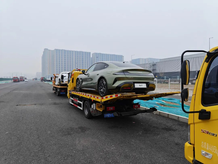 ▲3月27日，小米汽车生产基地门口，准备发运的小米SU7 图片来源：每经记者 董天意摄