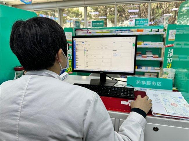 3月23日，源泉患者管理大模型配合北京圆心大药房管理员同时为多位患者提供个性化服务。  受访者供图